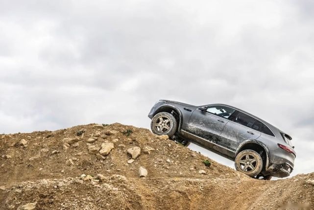 戴姆勒发布奔驰EQC 4X4²，电动越野时代真的快来了