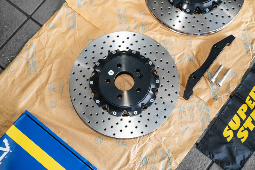 奔驰E级更换Brembo HP2000刹车片CZV打孔刹车盘