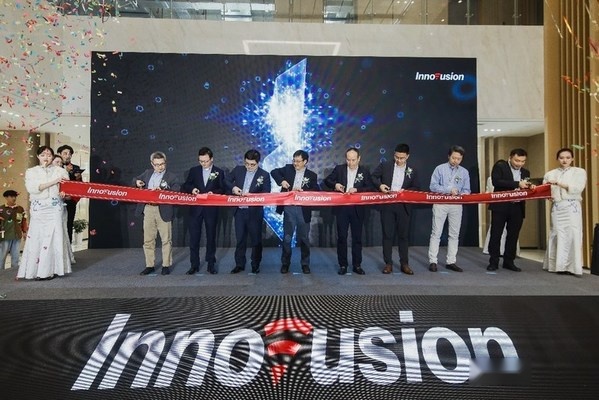 苏州高铁新城领导及Innovusion高层共同剪彩