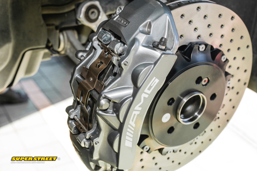 奔驰E级更换Brembo HP2000刹车片CZV打孔刹车盘