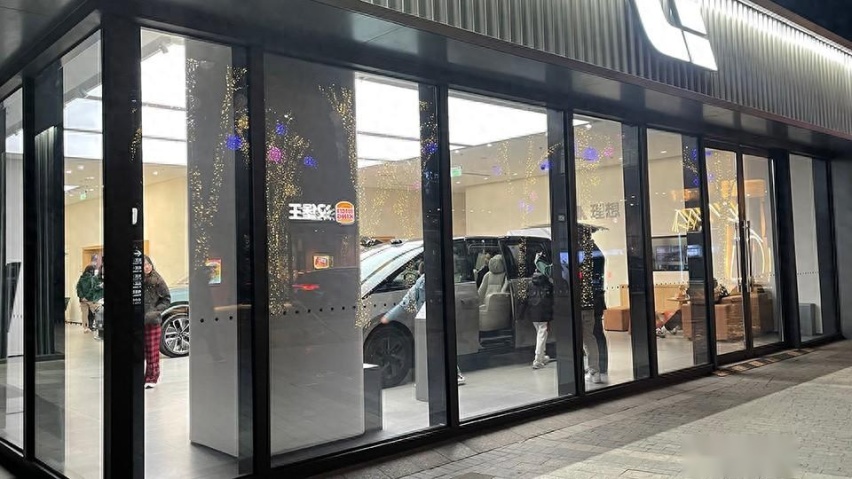单店日均销量3辆，富二代买单，理想MEGA逆袭了？
