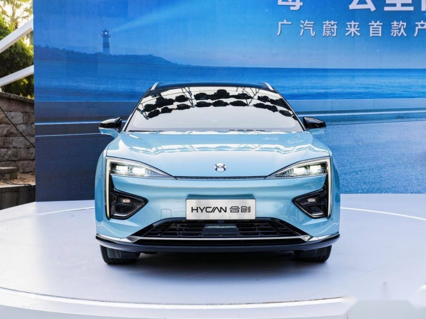 采用“7”字形三联屏 实拍体验 HYCAN 007