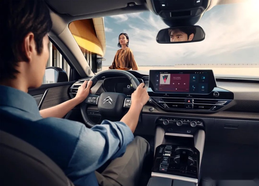 我家的三台车：SUV，旅行车还有轿车，都叫凡尔赛