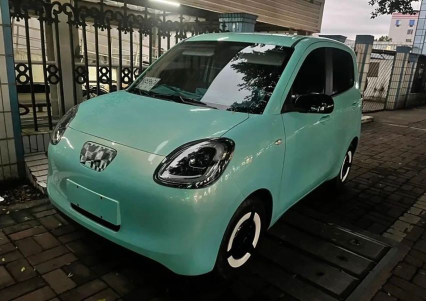 全新五菱宏光MINI EV三门版街拍亮相，Q萌可爱，女生最爱？