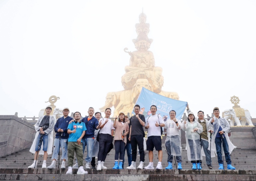 探山揽岳，峨眉登顶，一汽-大众逆势而上！