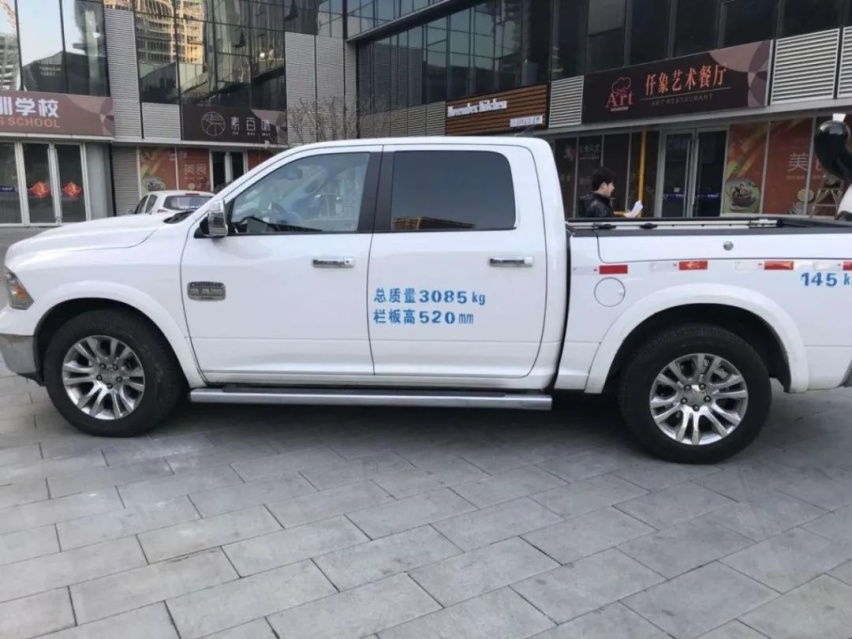 Cybertruck 下线，「一代鸽王」是怎样炼成的？