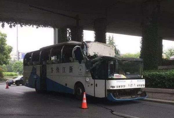 小学春游大巴撞上限高桥梁，大半车顶都削没了，司机心真大！