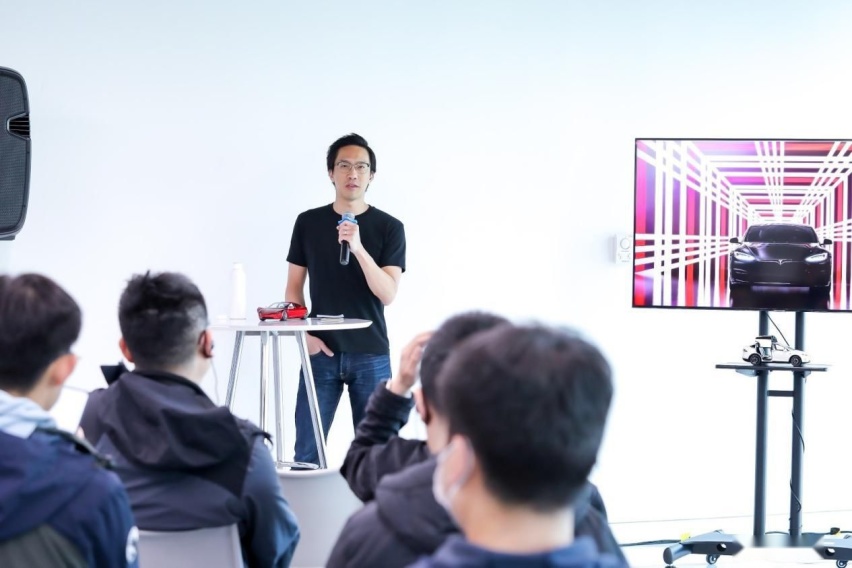 特斯拉全球软件工程副总裁：特斯拉软件研发开启Plaid模式