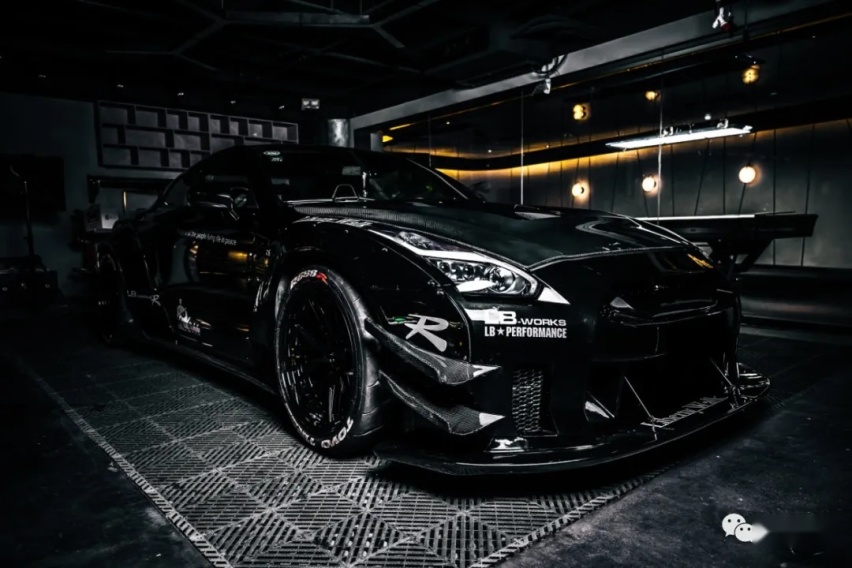 再次进化的日产GT-R R35，单单机舱就放进了两台思域的价格