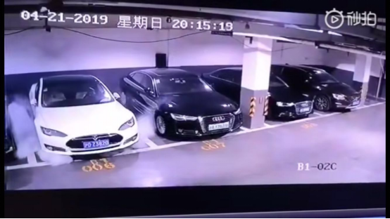 特斯拉出了问题 别在车头哭 因为它会自燃