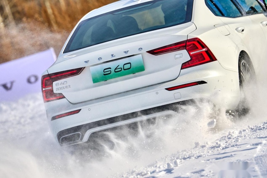 不怕冻的电四驱车！冰雪试驾沃尔沃S60，冰面上怎么玩?