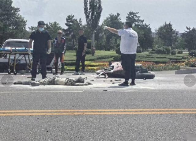 00后摩托车骑手与SUV相撞当场身亡，责任应当如何划分？