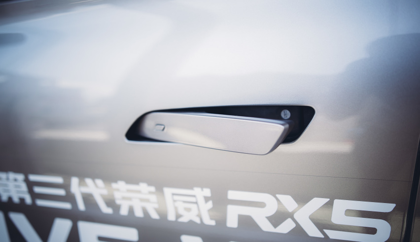 探店实拍第三代荣威RX5，全新设计 搭载27寸可滑动大屏