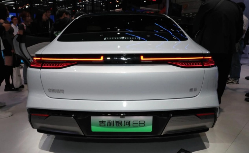 2024款银河E8，一体式硼钢门环，标配45英寸屏幕