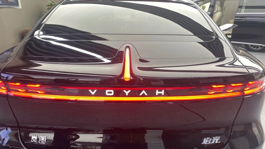 岚图首款插混动力行政级轿车，上市前静态体验追光PHEV