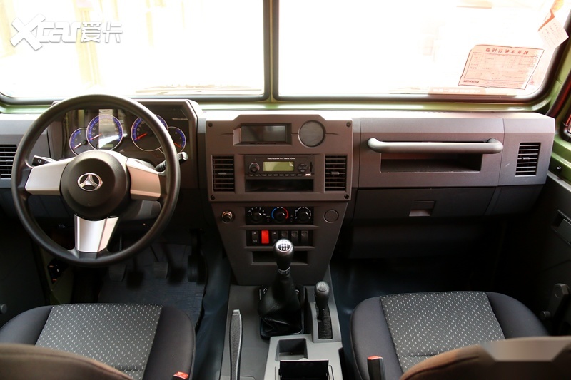 图为现款勇士皮卡分体双排车型内饰部分预计也没有变化,最大的改变是