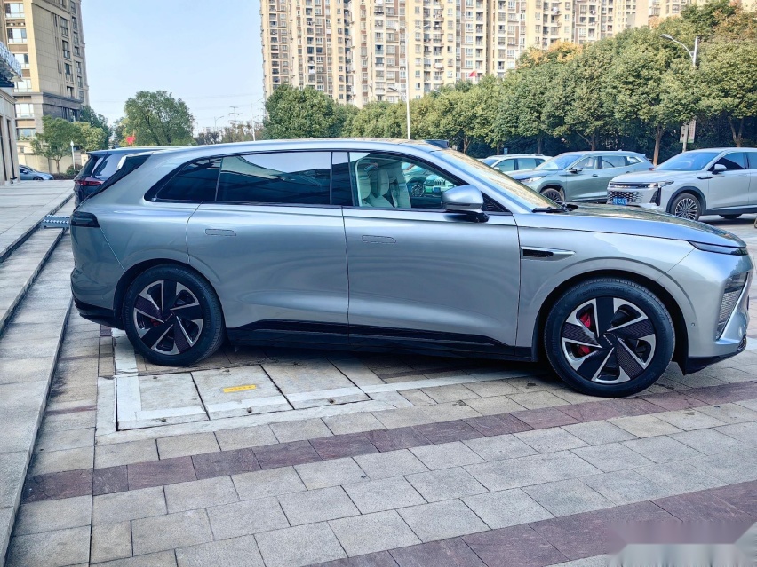 星纪元ET现身街头，气势不输理想L7，配562马力，续航超1500km