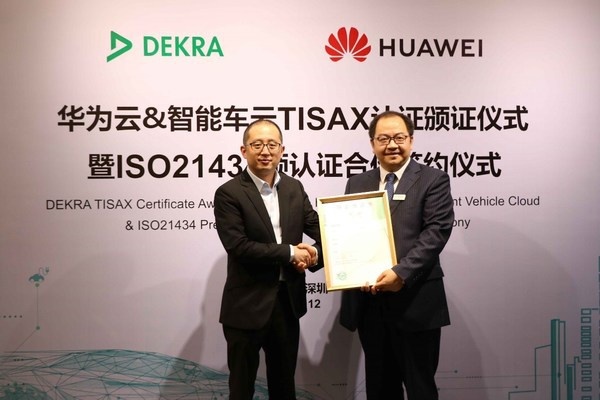 DEKRA德凯中国认证与业务保障总经理韦斌生先生为华为云CTO张宇昕先生颁发TISAX认证证书
