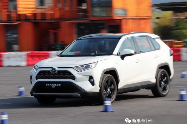 一汽丰田全新RAV4荣放初试：外观凶悍，它还能带你去越野！