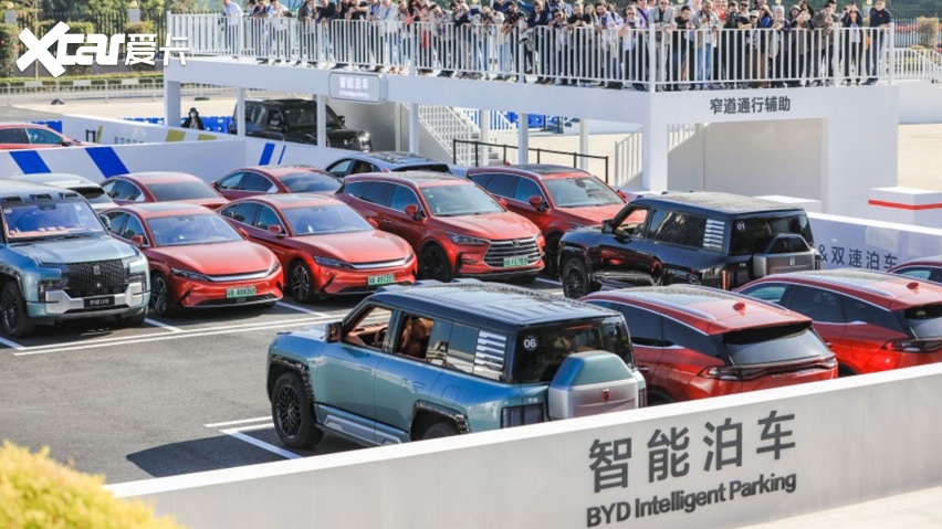 璇玑架构 AI大模型 全地形专业赛车场 整车智能概念推出了
