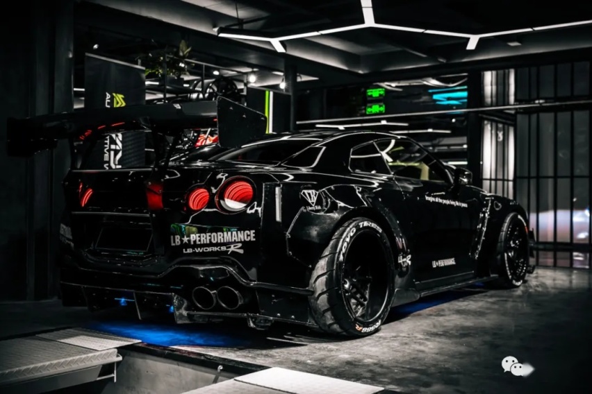 再次进化的日产GT-R R35，单单机舱就放进了两台思域的价格