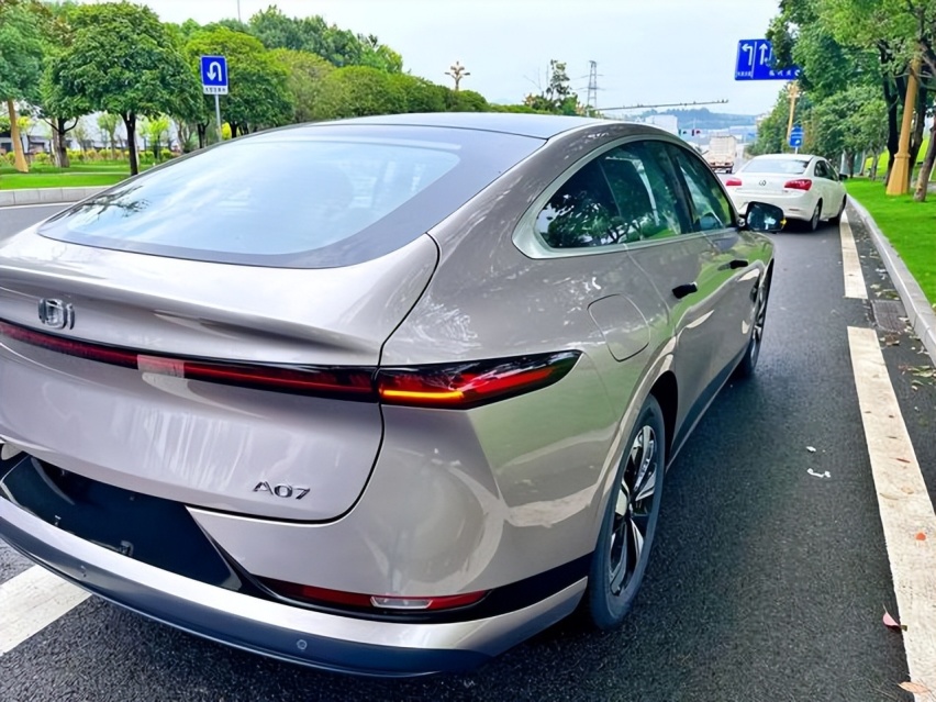 长安首款中大型豪华纯电轿车街头曝光！车长近5米，续航达1200Km