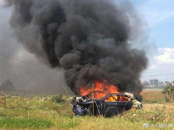 特斯拉翻车自燃  车主称：车辆自动提速至127km/h