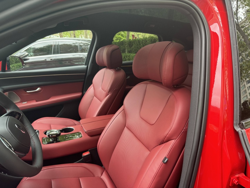 问界新M5月销量过万的猜想：一边斗理想L6、一边战Model Y