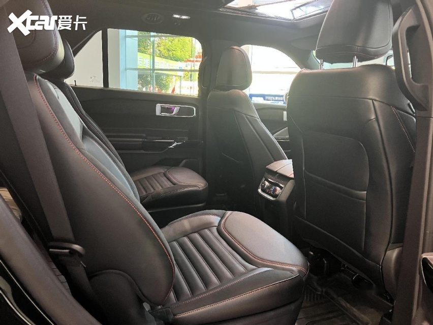 2内饰终于改了！30多万买合资SUV，为什么说全新福特探险者很值？