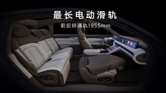 高颜值！可升降三联屏+半幅方向盘，智己LS7预售35万元起