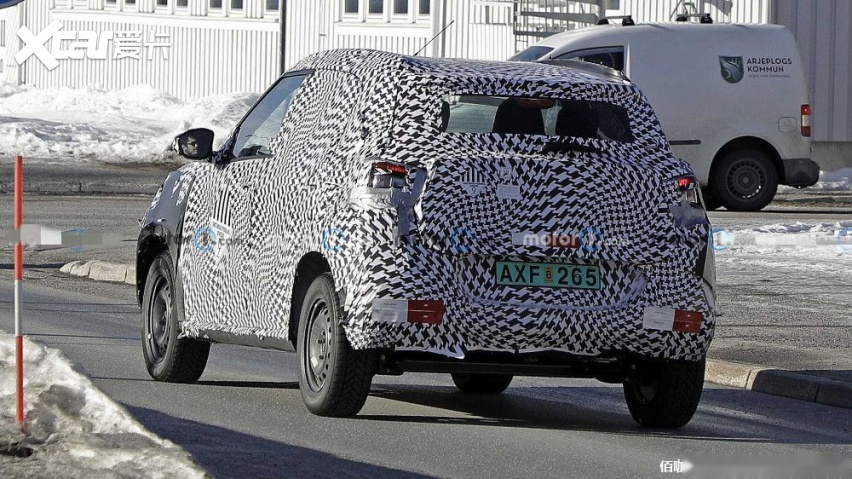 citroen-compact-crossover-spy-shots (2).jpg