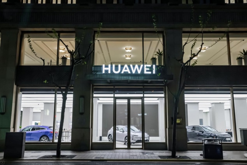 商店的玻璃窗上有贴商标

中度可信度描述已自动生成