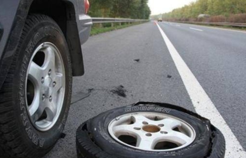道路有坑导致爆胎只能自认倒霉？做好这几点，试试找路政赔偿！