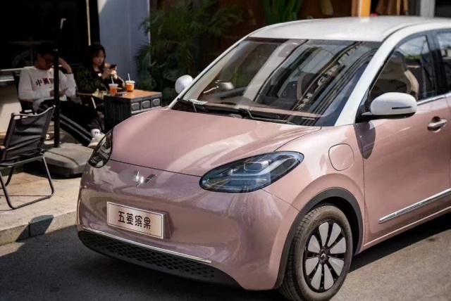 轴距比飞度长30mm，五菱大空间五门纯电车，790L能放7个登机箱