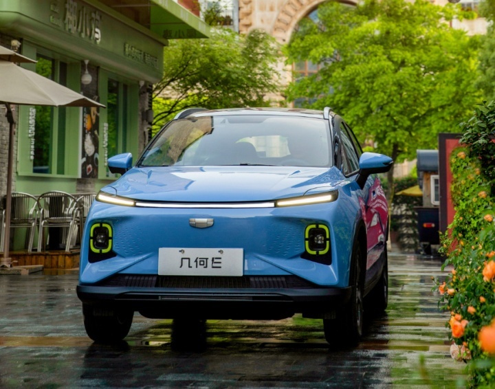 谁是城市代步神车？全新几何E五座版对比哪吒V