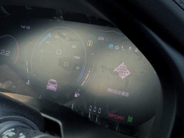 四出排气+弹射起步，这两款国产豪华SUV到底够不够“运动”？