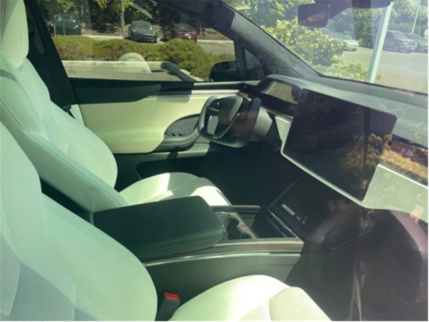 异形方向盘，配置更丰富，Model X Plaid谍照曝光