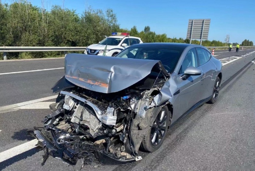 小鹏P7高速追尾货车，主动安全未起作用，摄像头和雷达谁唱主角？