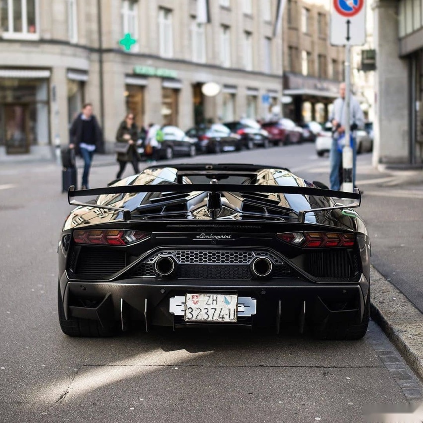 兰博基尼Aventador SVJ敞篷版实车街拍 犀利感