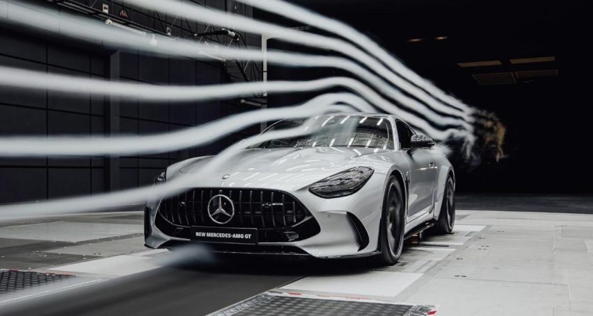 新一代奔驰AMG GT跑车，4.0T V8+9AT，液压防侧倾锻铝悬挂