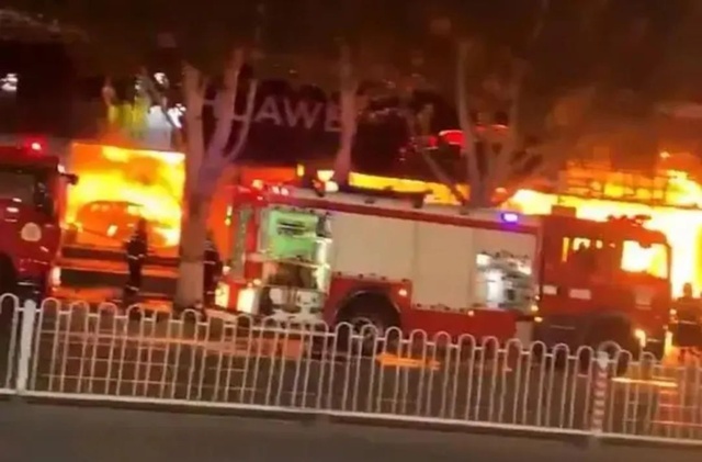华为门店疑似问界M5自燃？这到底是怎么回事！