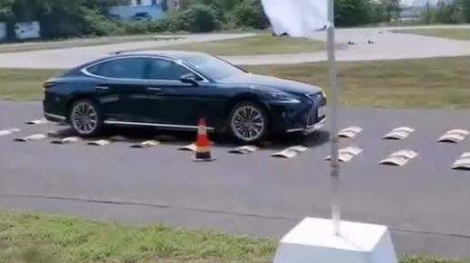 雷克萨斯LS和奥迪A8L遇上减速带，谁下盘更稳？真相不止你看到的