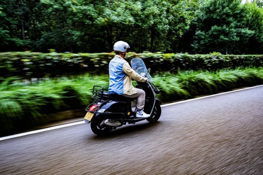 一台Vespa，加100块钱油，获得女神同款快乐。