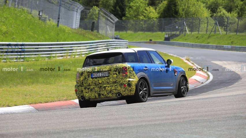 mini-countryman-spied-testing-at-the-nurburgring (3).jpg