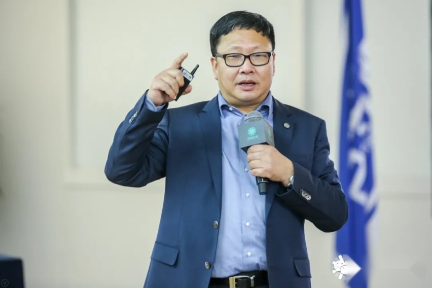 魏建军的组织3.0时代管理学、吴伯凡的新黑客时代的全新营销