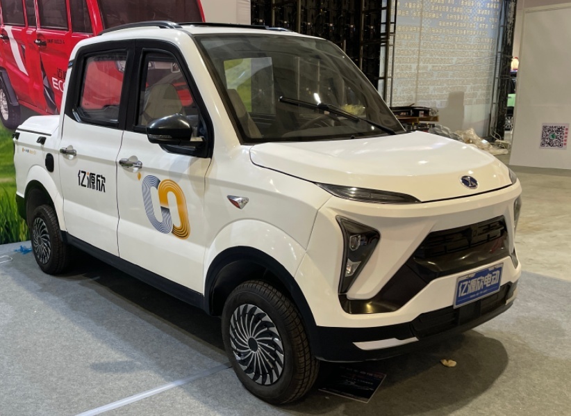 济南老头乐车展一场大型模仿秀，高仿奔驰、BJ40、领克、欧拉全都有！