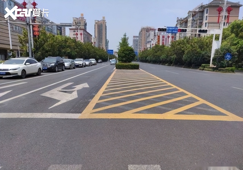 因为它是双黄线的一种,叫做"斜线填充式双黄线",因为国标有规定,当双