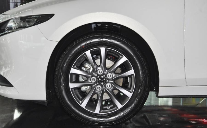 14万买个省心的轿车，雷凌和昂克赛拉怎么选？细小对比发现差距