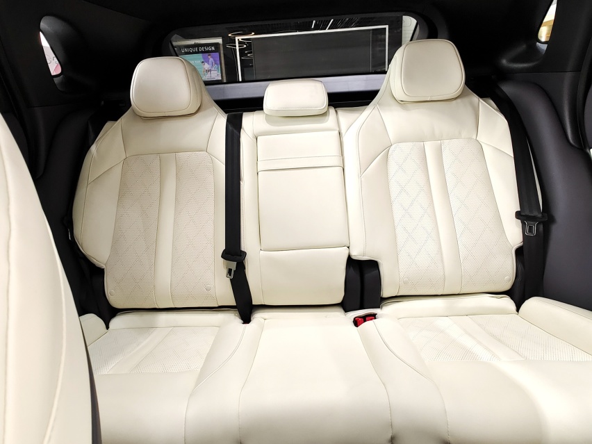 3.9秒破百 实拍广汽埃安LX PLUS 配置是亮点