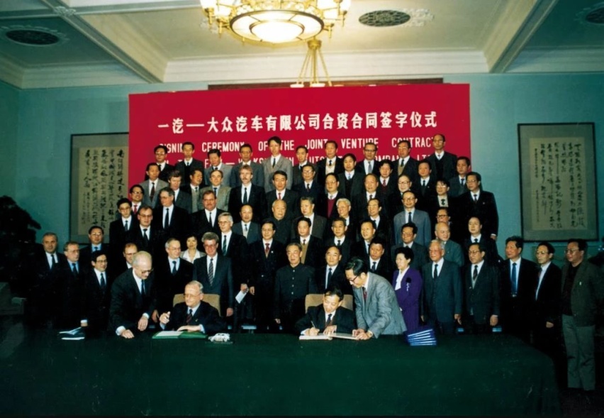 30岁庆生喊出“我爱你”，一汽-大众谋新电动化先行